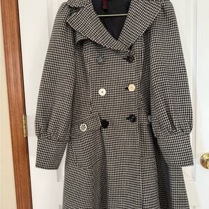 Gorgeous vintage Black and White Houndstooth Jacket with unique cut and buttons